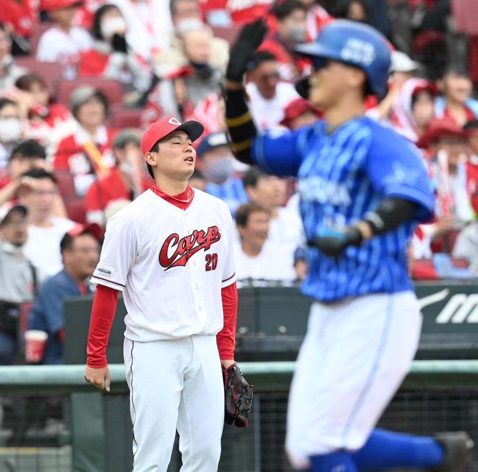 ９回、楠本に勝ち越し打を許し、ぼう然とする栗林（撮影・田中太一）