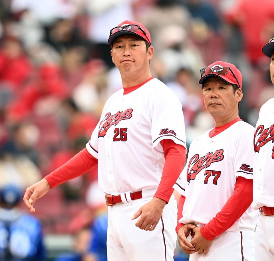 スタンドのファンへあいさつするため、整列する新井監督（撮影・田中太一）