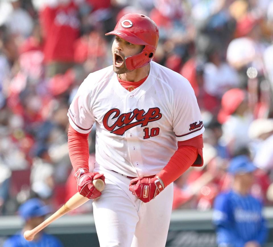 　７回、同点１号ソロを放ち、吠えながら一塁へ走るマクブルーム（撮影・田中太一）