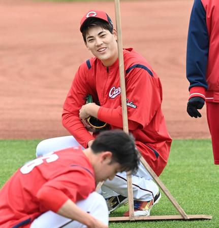 　練習を終え、遠藤と話をする九里（撮影・田中太一）