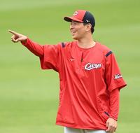 　練習の合間、笑顔を見せる大瀬良（撮影・田中太一）