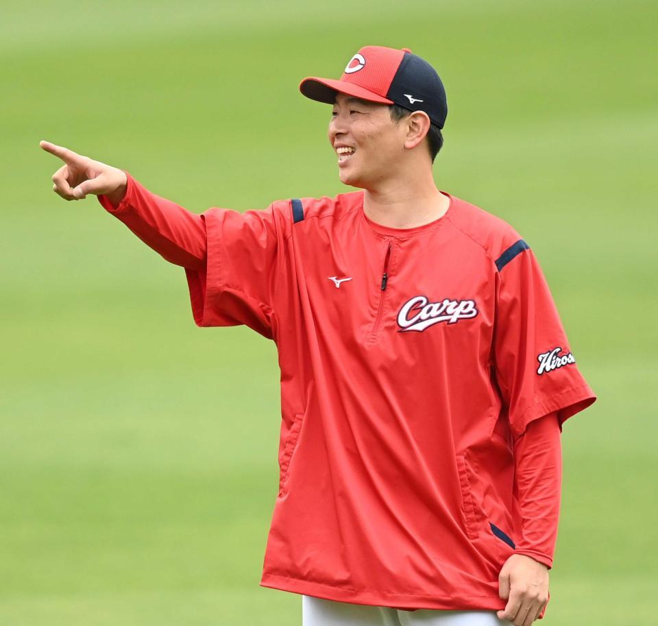 　練習の合間、笑顔を見せる大瀬良（撮影・田中太一）