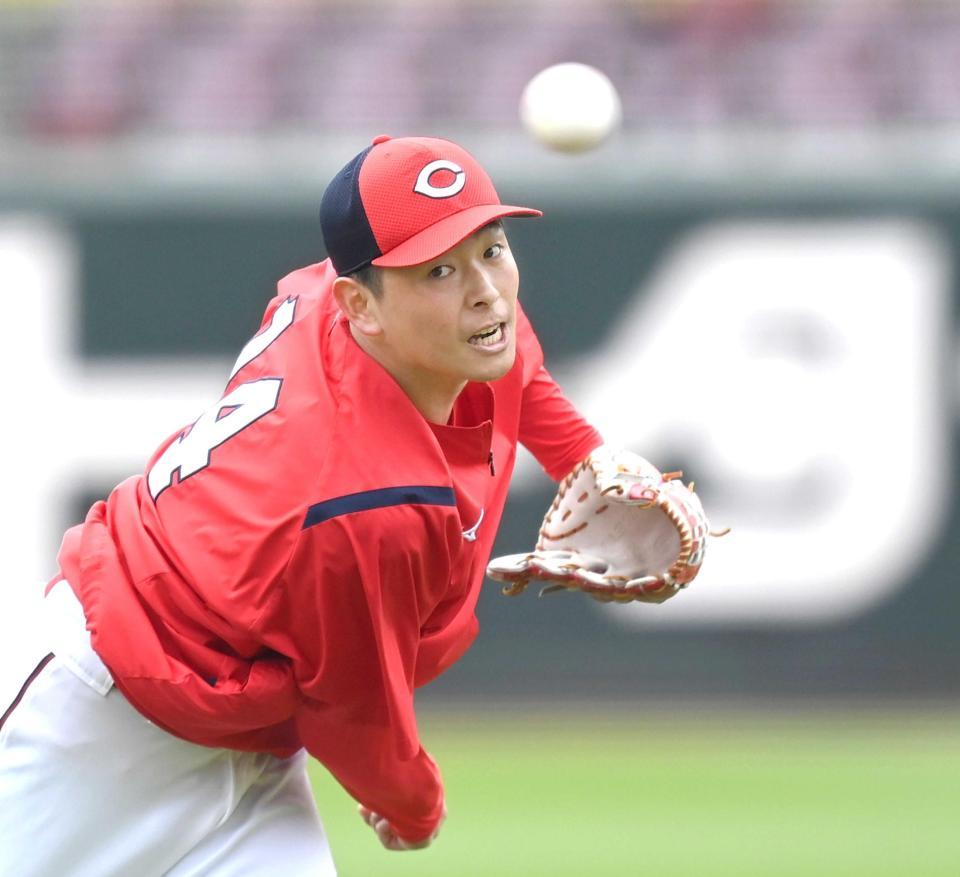 　気合十分！キャッチボールで力強く投げ込む大瀬良