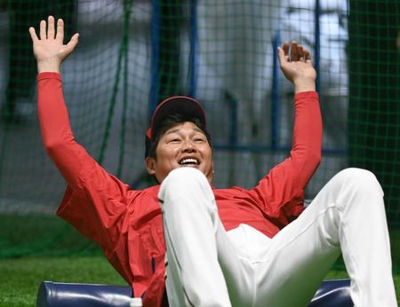 　ストレッチをする新井監督（撮影・田中太一）