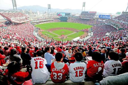 多数のファンで埋まったマツダスタジアム　