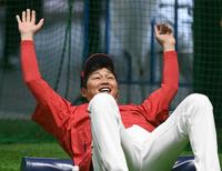 　ストレッチをする新井監督（撮影・田中太一）