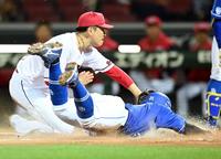 　４回、捕逸で大瀬良がベースカバーに入るも、木下が生還、勝ち越しを許す（撮影・田中太一）