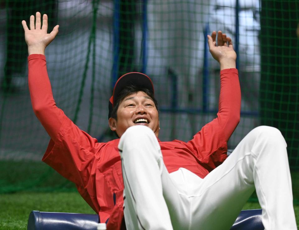 　ストレッチをする新井監督（撮影・田中太一）