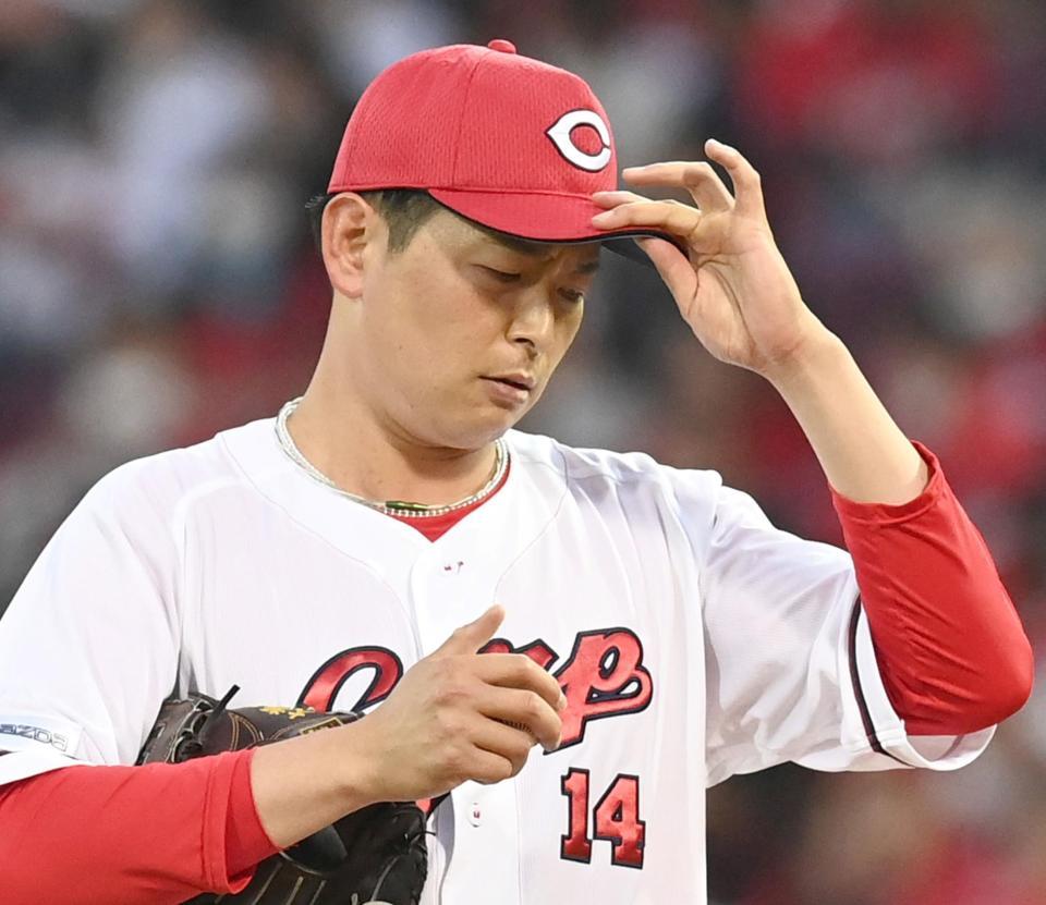 　３回、２点を先制され険しい表情を浮かべる大瀬良（撮影・田中太一）