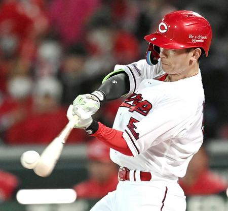 　７回、１点差に迫る３号ソロを放つ西川（撮影・田中太一）