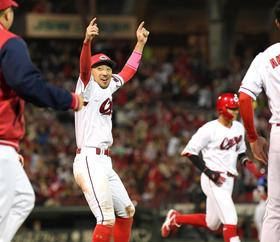 広島が１２回２死サヨナラ勝ち！結末は押し出し四球　代打韮沢がきっちり選ぶ　新井監督も絶叫