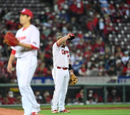 　５回、失策したデビッドソンはうなだれる。左手前は先発の九里（撮影・田中太一）