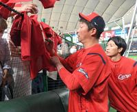 　即席サイン会を行う新井監督（撮影・佐藤厚）