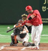 　２回、左越えソロを放つデビッドソン（撮影・伊藤笙子）