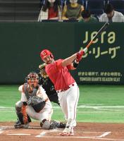 　２回、左越えソロを放つデビッドソン（撮影・伊藤笙子）