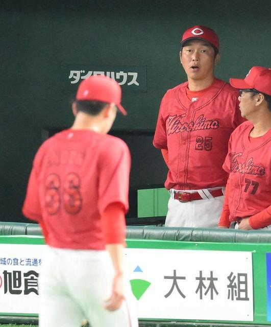広島・新井監督　遠藤のアクシデントは「打撃で手がしびれた」