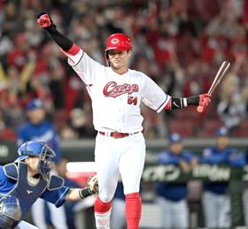 菊池から！！広島サヨナラ　４年目・韮沢が代打で延長十二回“大仕事”劇的プロ初打点　憧れ菊池とお立ち台
