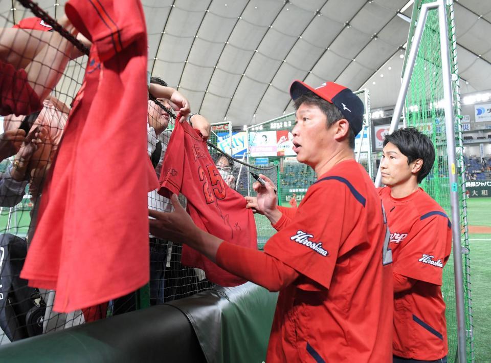 　即席サイン会を行う新井監督（撮影・佐藤厚）