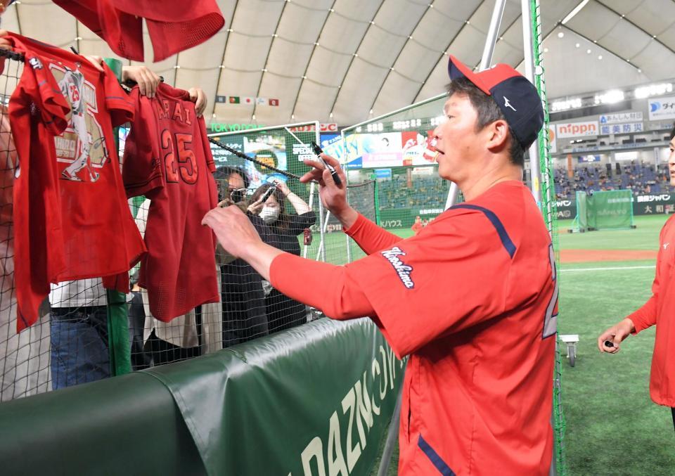 　即席サイン会を行う新井監督（撮影・佐藤厚）