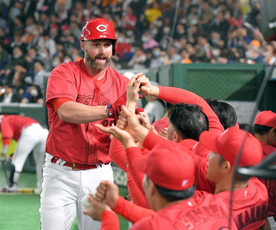 　２回、デビットソンは左越えに５号先制ソロを放ち、ナインに迎えられる（撮影・佐藤厚）