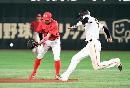 ８回、吉川の二塁ゴロで菊池（左）が二塁へグラブトス（撮影・佐藤厚）