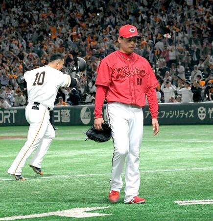 　９回、中田翔（左）に逆転サヨナラ２ランを打たれ、がっくりと引き揚げる栗林（撮影・佐藤厚）