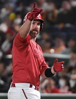 ３回、デビッドソンは中前に勝ち越し適時安打を放つ（撮影・佐藤厚）