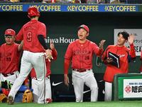 ３回、デビッドソンの中前適時打で生還した二走秋山（手前）を迎える新井監督（中央）ら