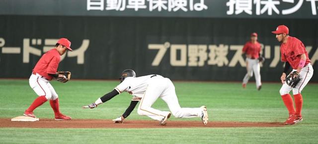 【写真】広島・菊池涼介　衝撃のトリックプレーに拍手と驚きの歓声
