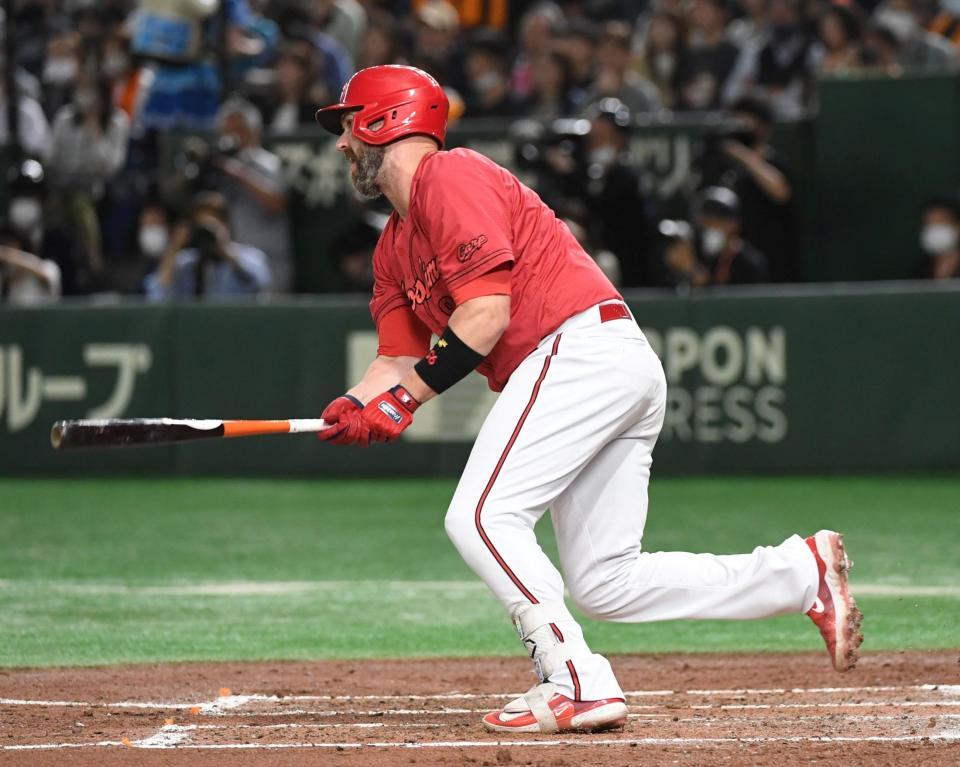 　３回、デビッドソンは中前に勝ち越し適時安打を放つ（撮影・佐藤厚）