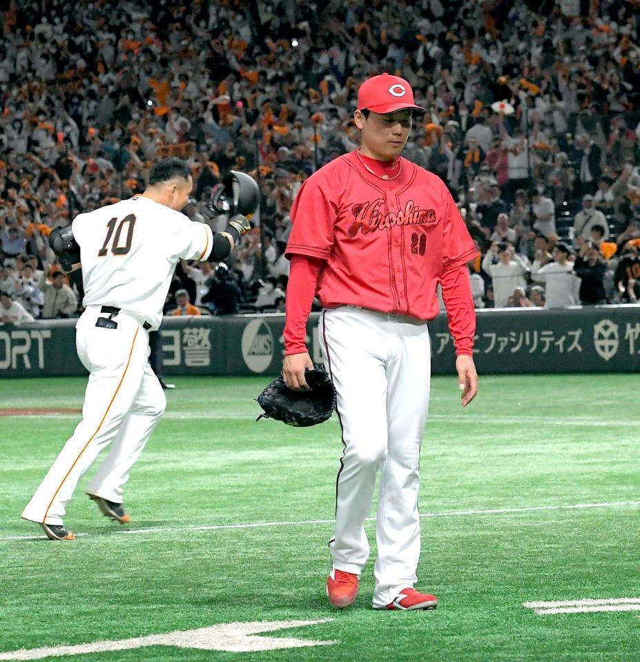 　９回、中田翔（左）に逆転サヨナラ２ランを打たれ、がっくりと引き揚げる栗林（撮影・佐藤厚）