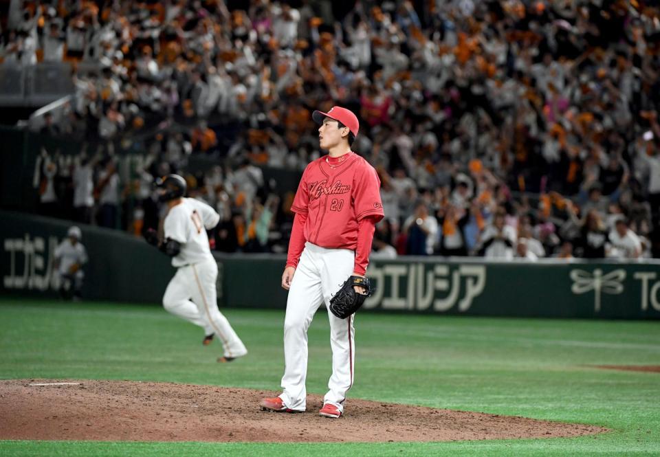 　９回、中田翔（左）に逆転サヨナラ２ランを打たれ、呆然と打球の行方を見つめる栗林（撮影・佐藤厚）