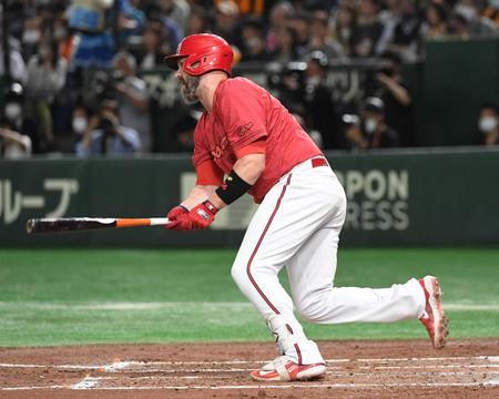 　勝ち越し適時打を放つデビッドソン（撮影・佐藤厚）