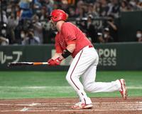 　勝ち越し適時打を放つデビッドソン（撮影・佐藤厚）