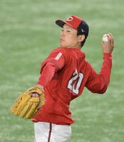 　試合前、キャッチボールをする栗林（撮影・伊藤笙子）