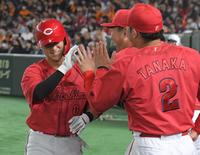 　２回、上本は左越えに勝ち越しソロを放ち、ナインに迎えられる（撮影・佐藤厚）