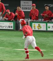 　２回、上本（手前）の左越えソロにビックリの（左から）会沢、秋山、堂林、坂倉（撮影・伊藤笙子）