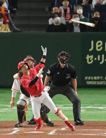 広島　上本１号ソロで勝ち越し、華麗なバット投げ披露