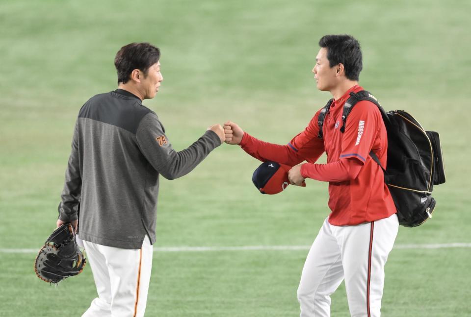 　試合前、村田コーチ（左）とグータッチする栗林（撮影・伊藤笙子）