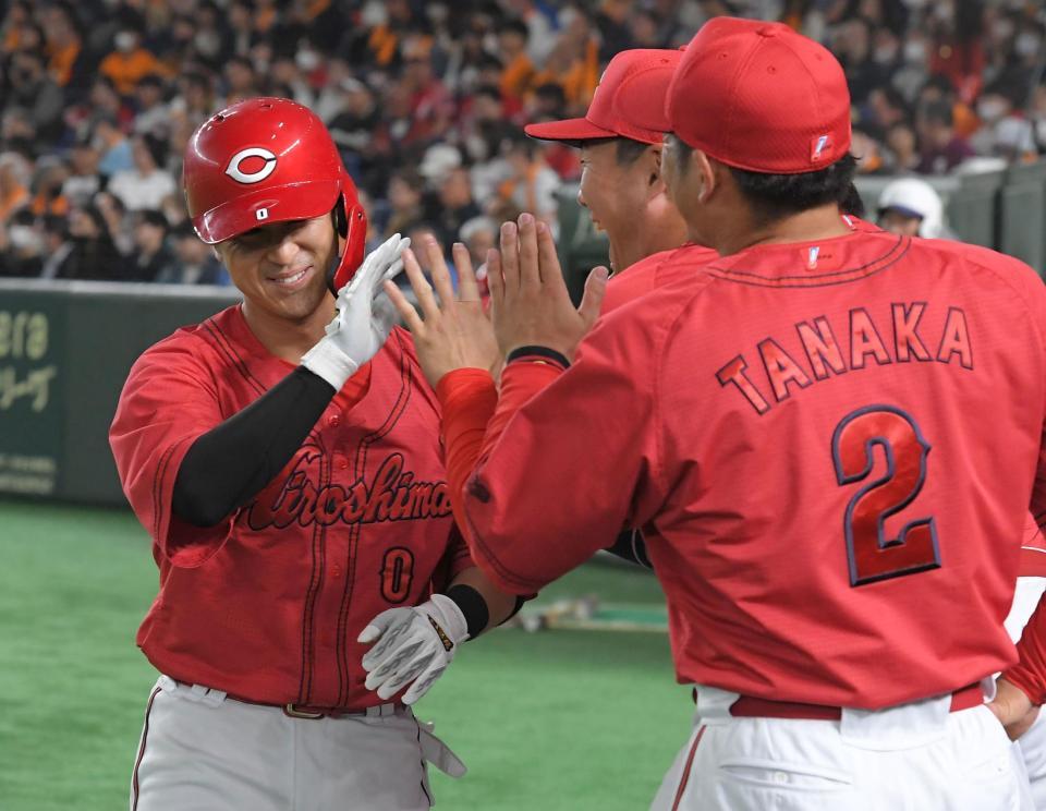 　２回、上本は左越えに勝ち越しソロを放ち、ナインに迎えられる（撮影・佐藤厚）