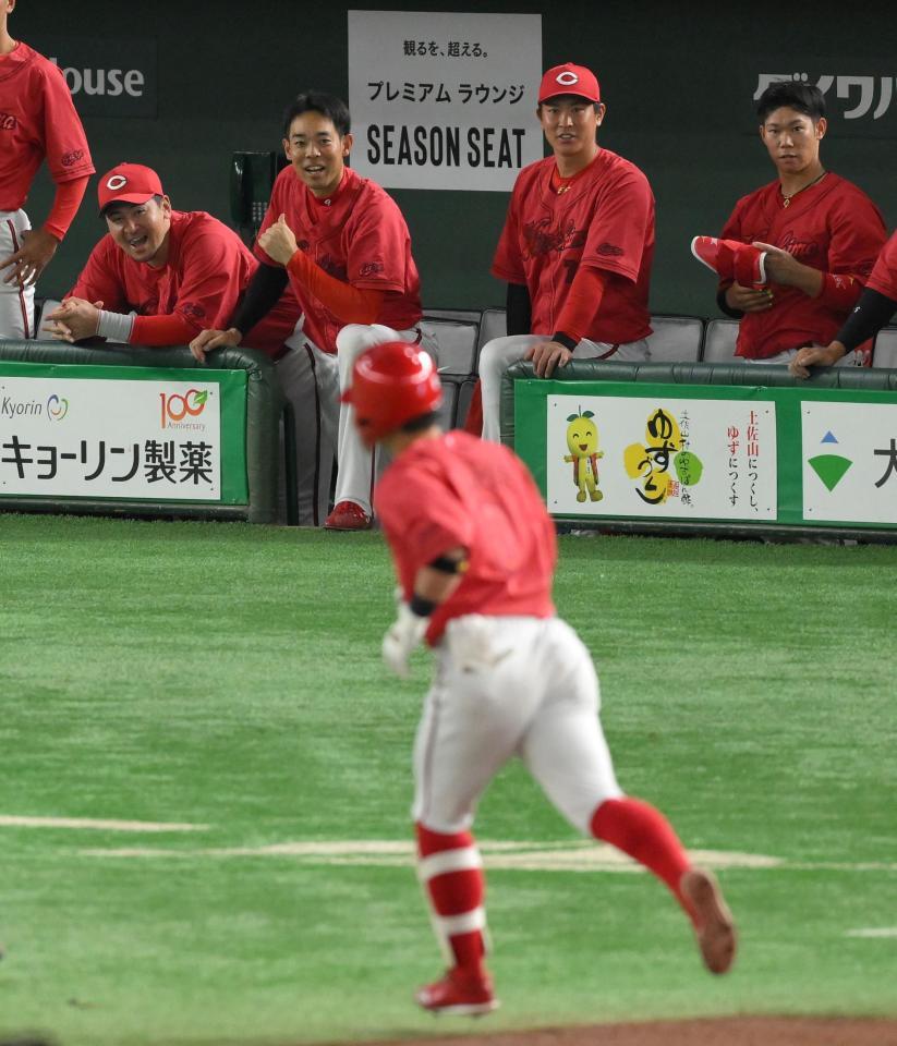 　２回、上本（手前）の左越えソロにビックリの（左から）会沢、秋山、堂林、坂倉（撮影・伊藤笙子）