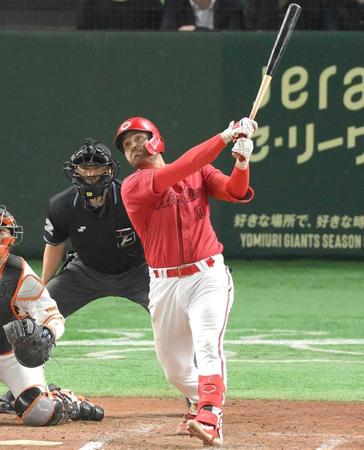 　６回、３ランを放つマクブルーム