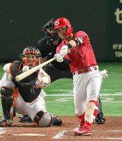 　２回、左越えソロを放つ上本（捕手・大城）