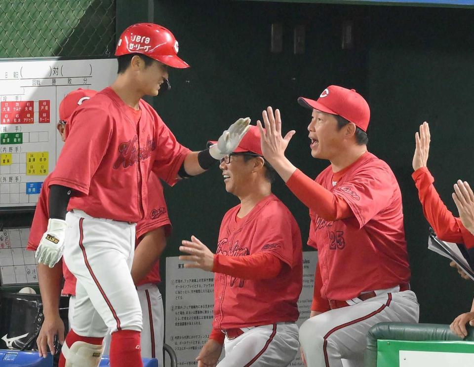 　２回、左越えソロを放った上本（左）を迎える新井監督