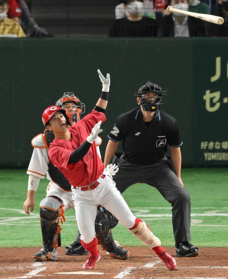 　２回、左越えソロを放つ上本（撮影・伊藤笙子）