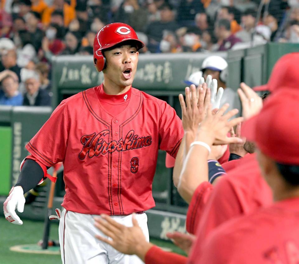 　３回、中越えに２号ソロを放ち、笑顔でタッチを交わす秋山（撮影・佐藤厚）