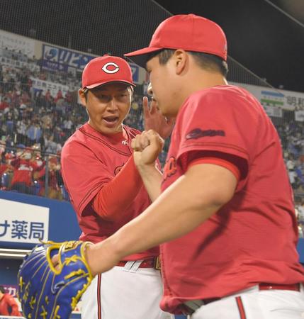 　試合を締めた矢崎（手前）を迎える新井監督（撮影・伊藤笙子）