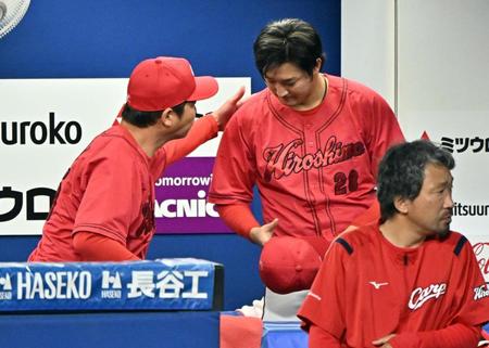 　７回、降板し新井監督（左）からねぎらいを受ける床田