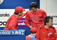 　７回、降板し新井監督（左）からねぎらいを受ける床田