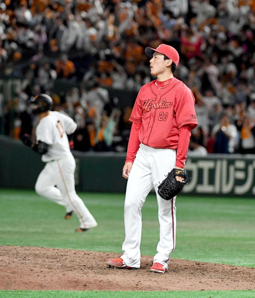 　２９日の巨人戦、中田翔に逆転サヨナラ２ランを浴びぼうぜんとする栗林。１軍登録を抹消された